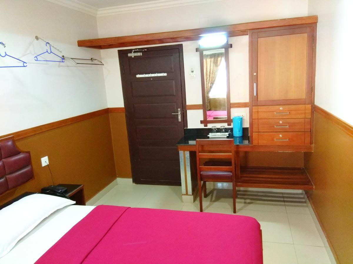 Hotel Maple Regency Kochi Esterno foto