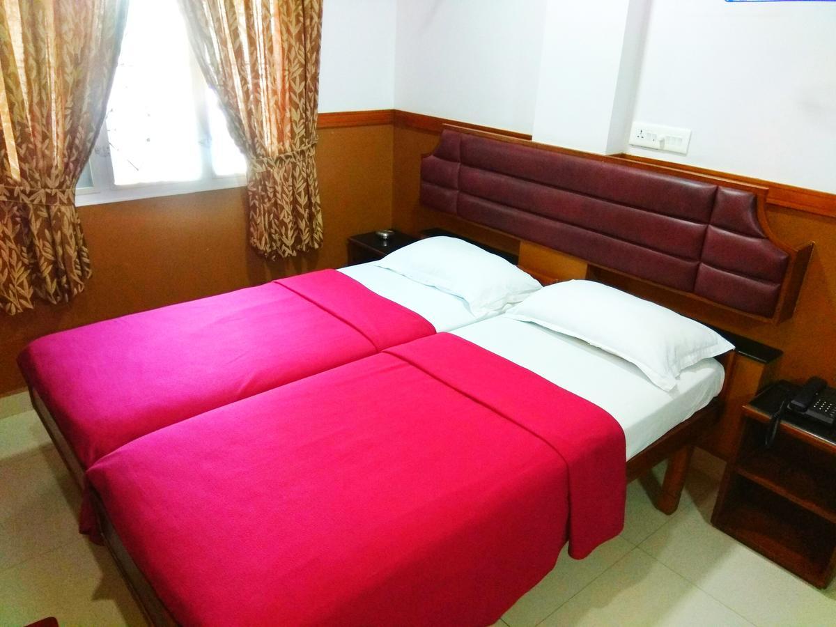 Hotel Maple Regency Kochi Esterno foto