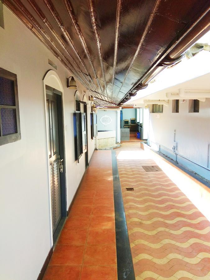 Hotel Maple Regency Kochi Esterno foto
