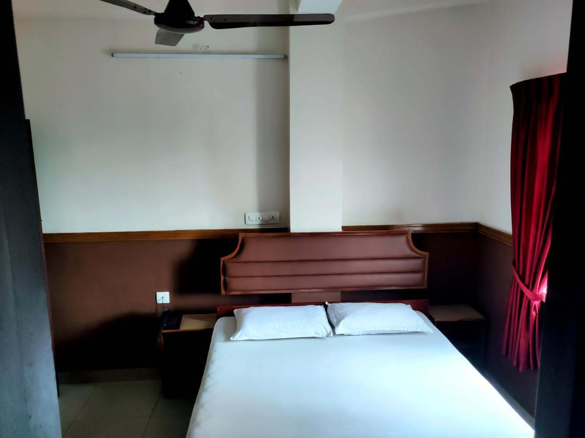 Hotel Maple Regency Kochi Esterno foto