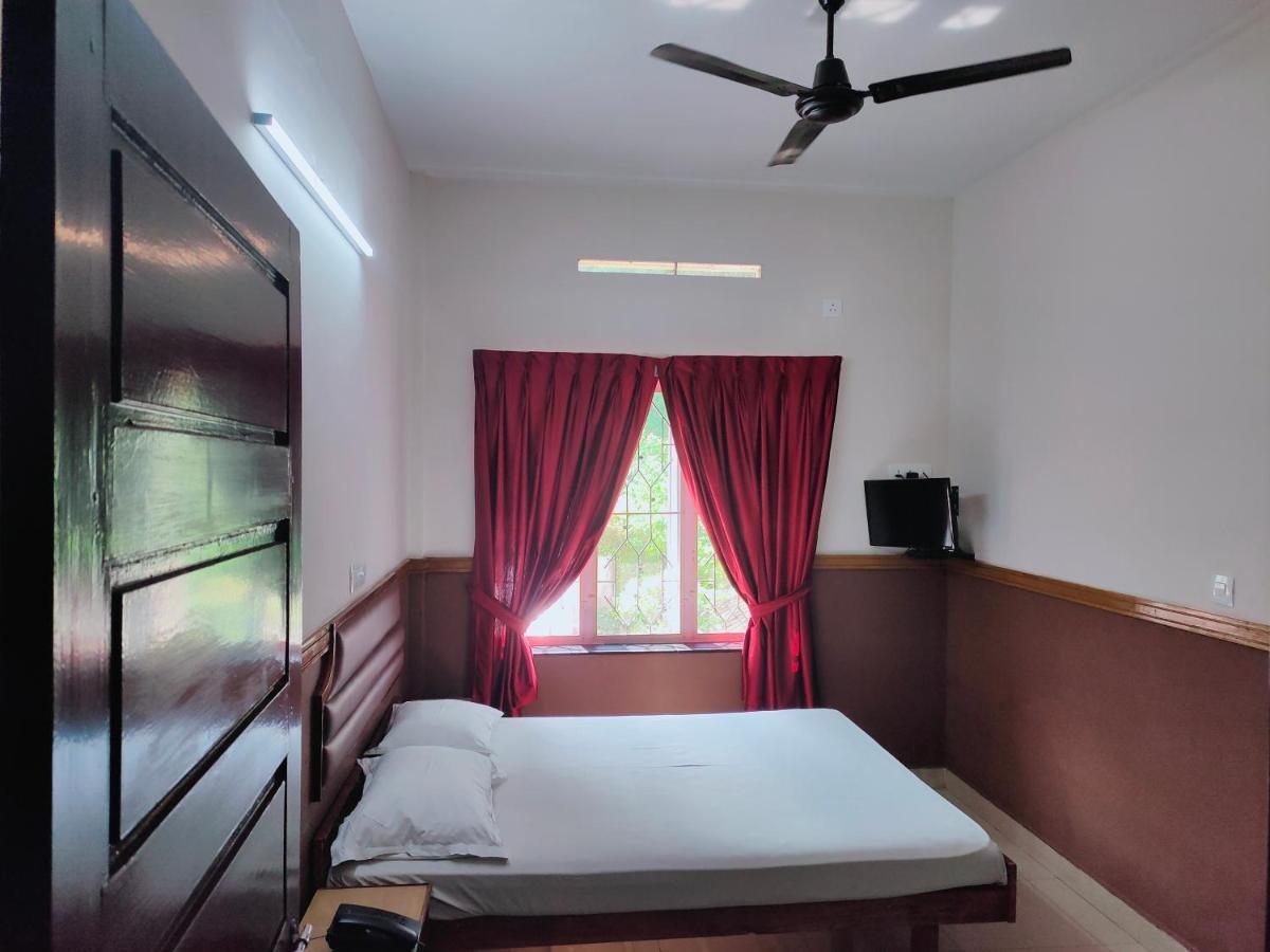 Hotel Maple Regency Kochi Esterno foto